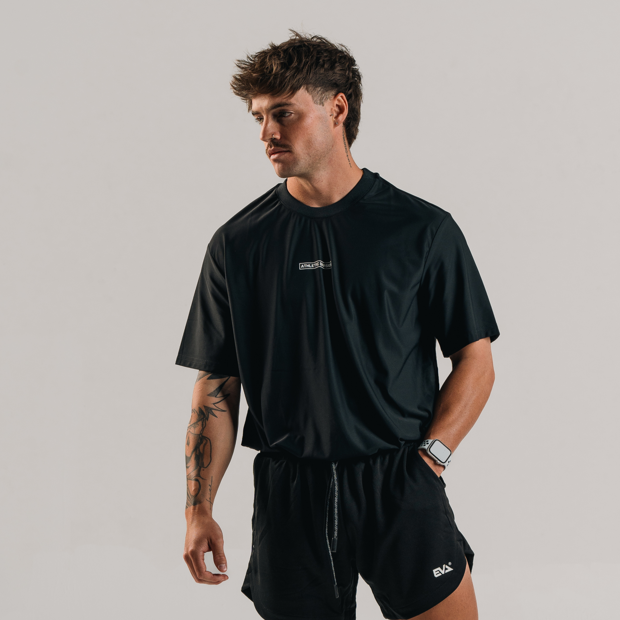 ATHLETIC DIVISION OVERSIZE TEE [BLACK]