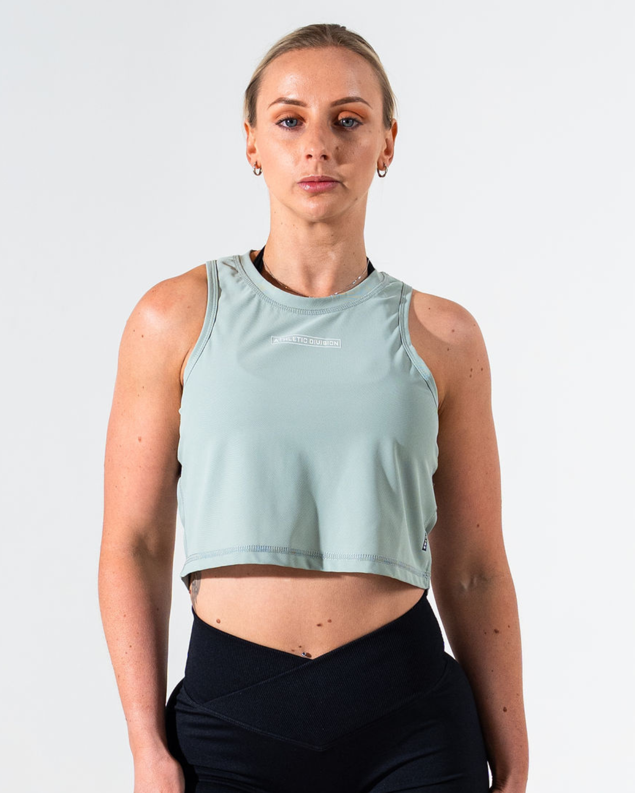 ATHLETIC DIVISION CROP TANK [SAGE GREY]