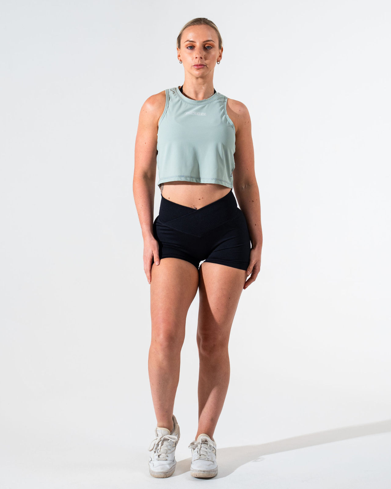 ATHLETIC DIVISION CROP TANK [SAGE GREY]