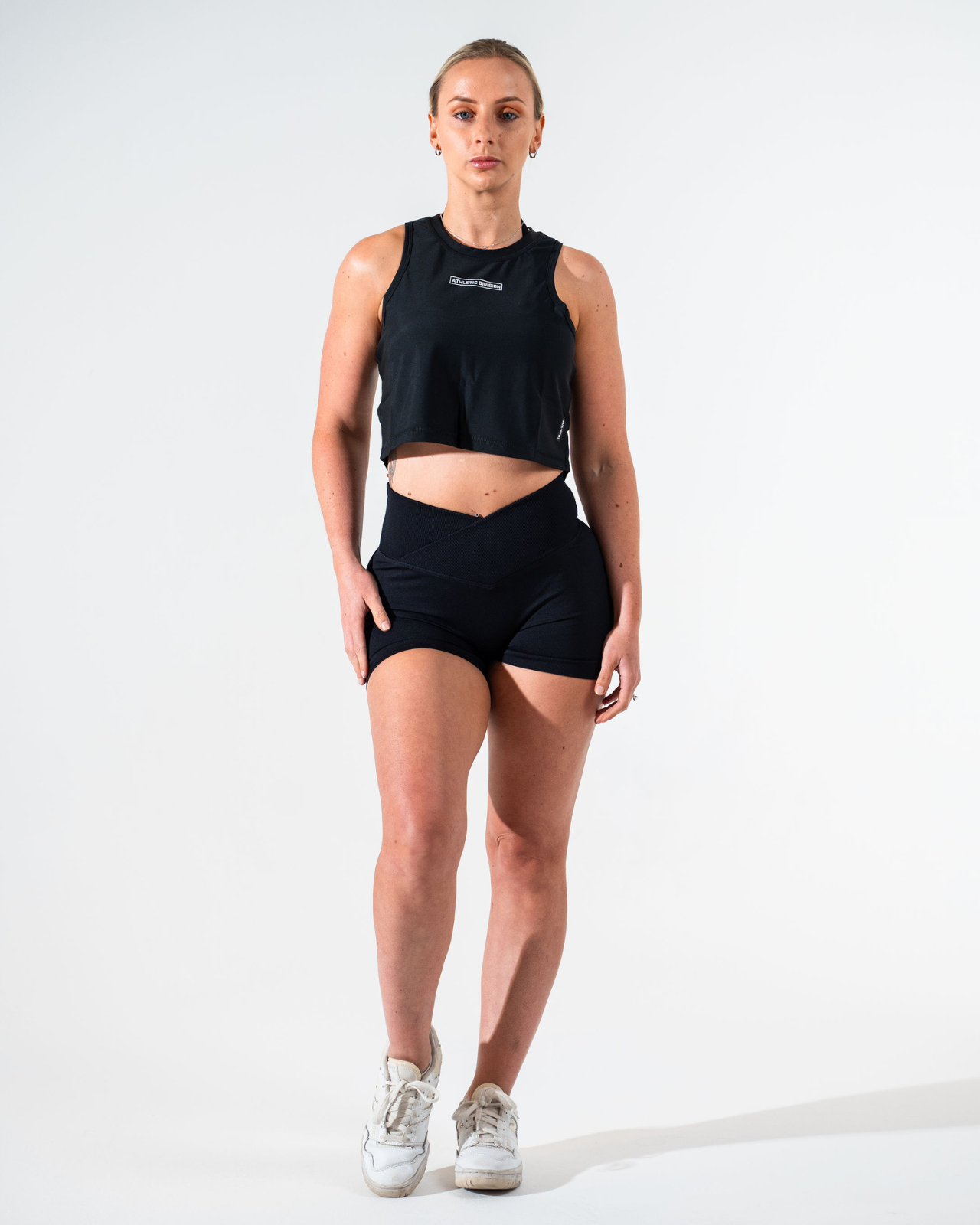 ATHLETIC DIVISION CROP TANK [BLACK]