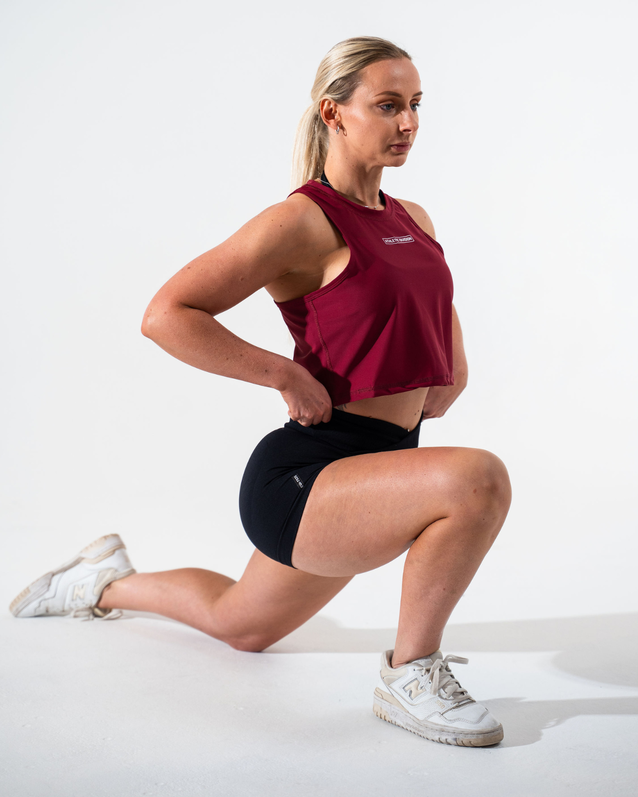 ATHLETIC DIVISION CROP TANK [DEEP RED]