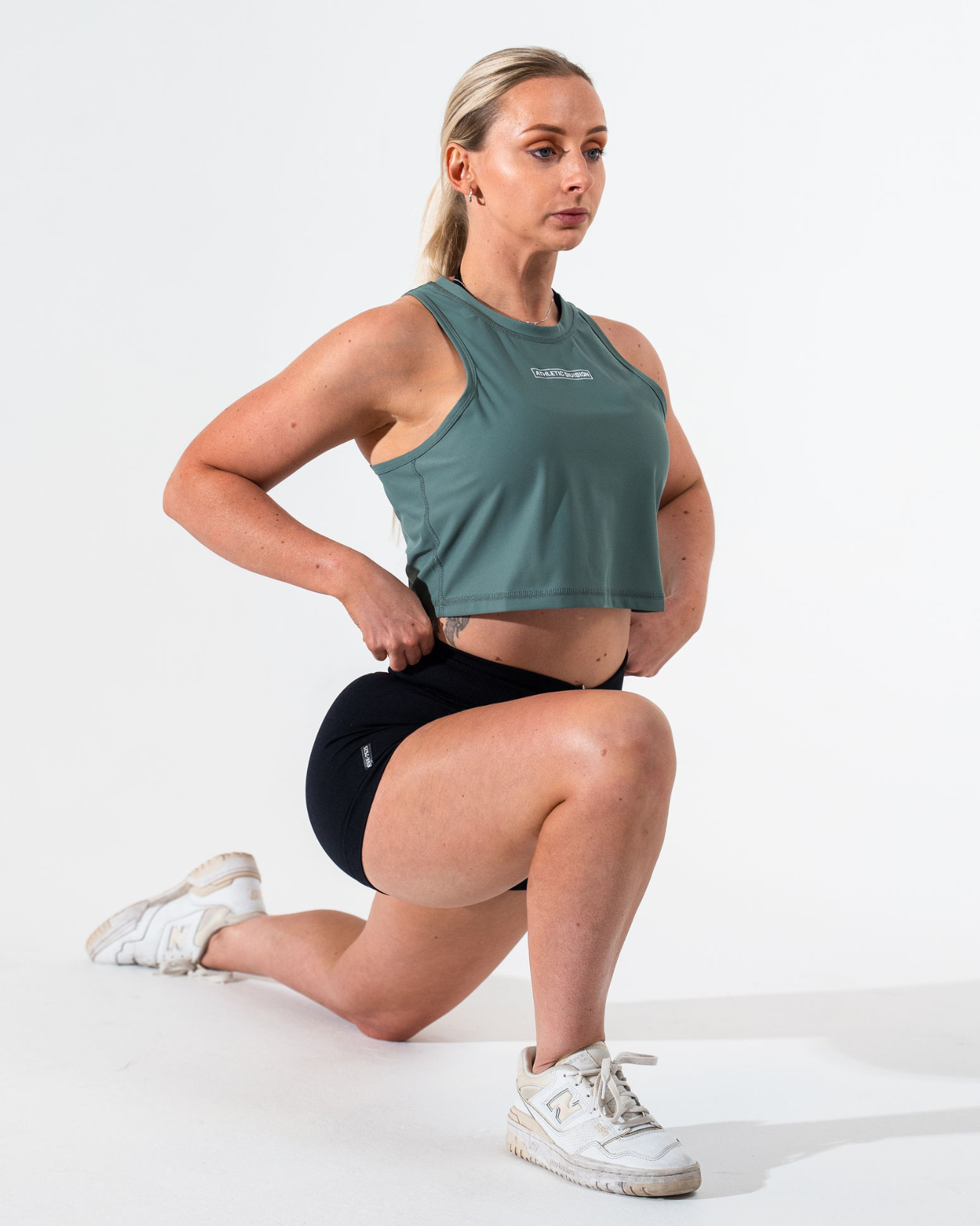 ATHLETIC DIVISION CROP TANK [DUSTY TEAL]