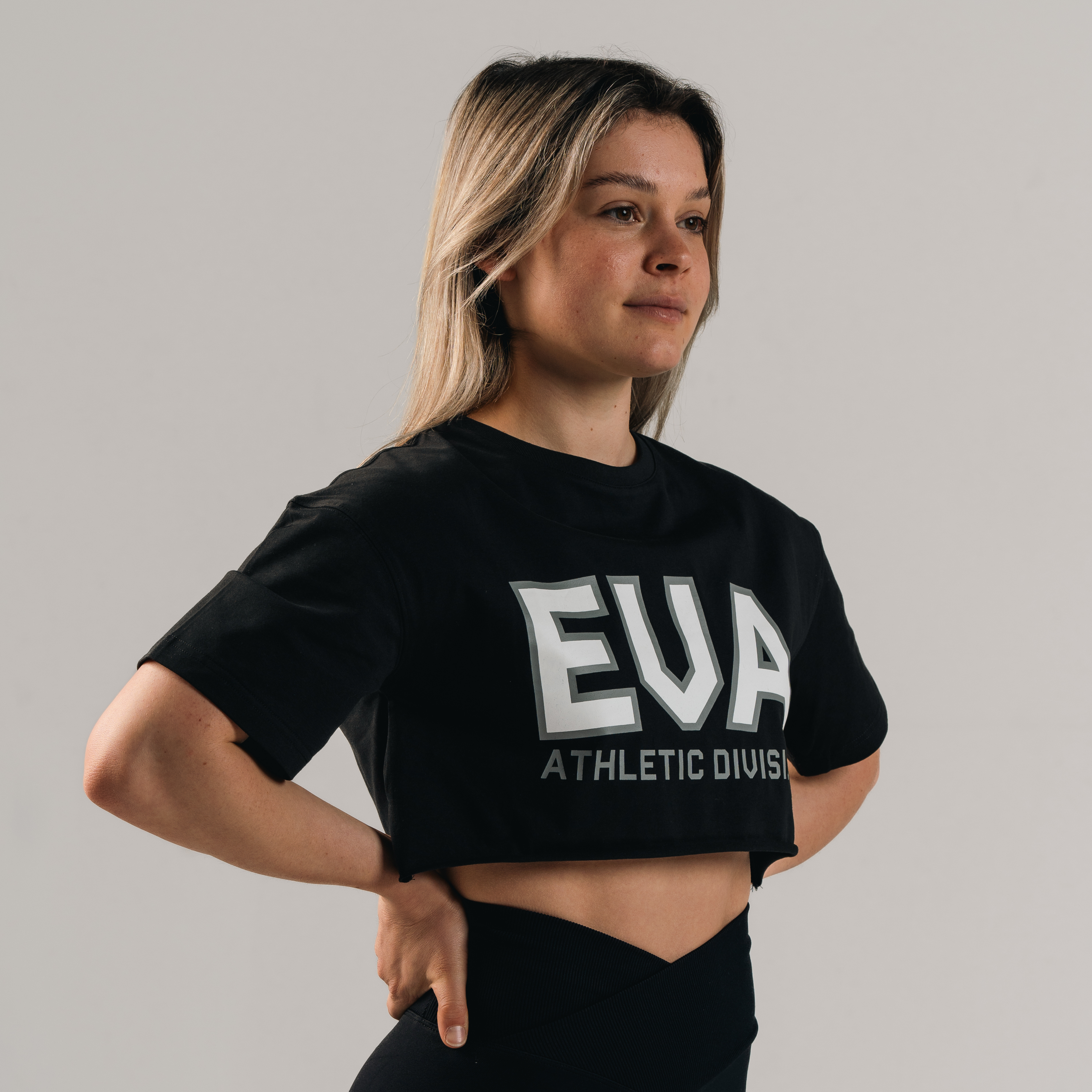 EVA8836 COLLEGE CROP TEE [BLACK]