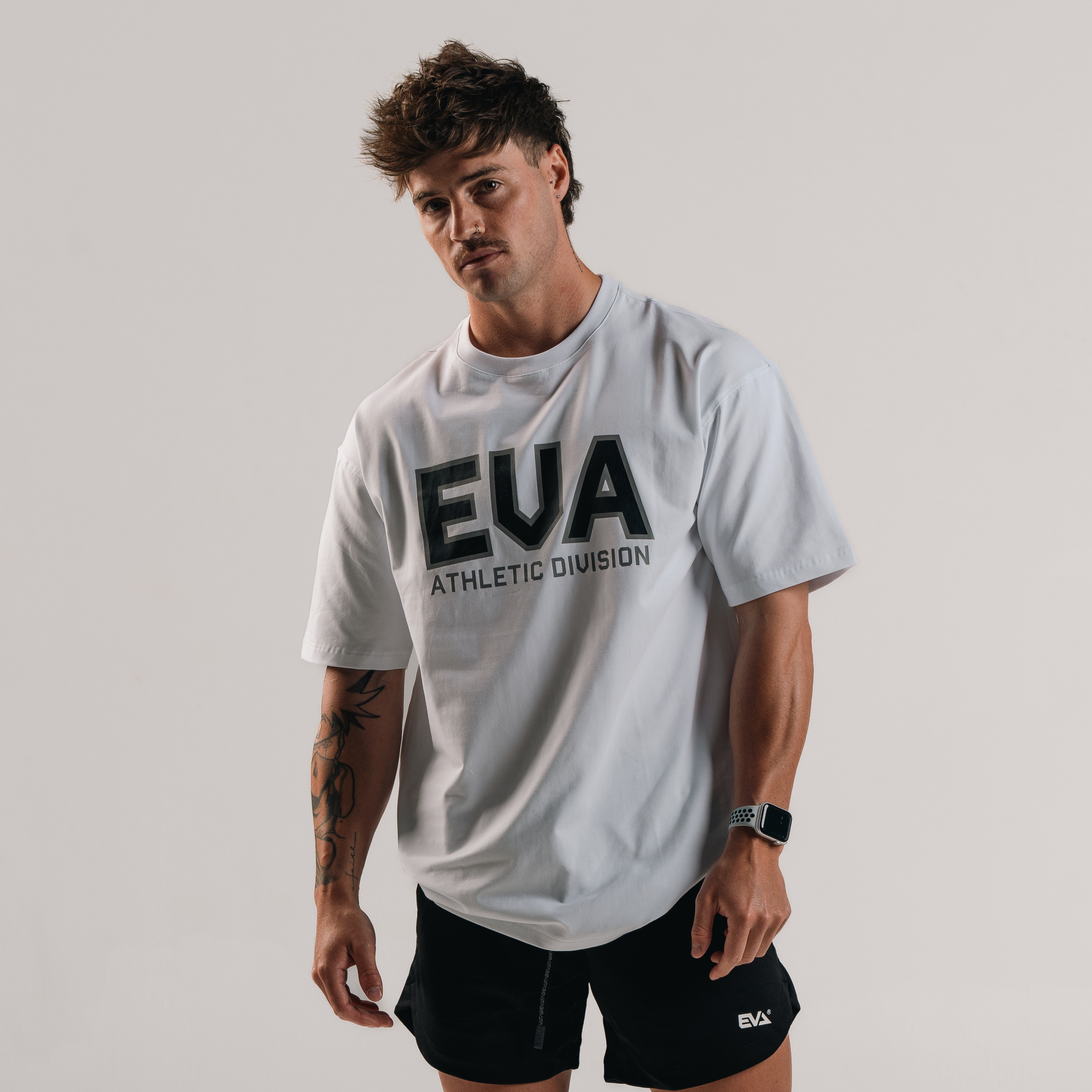 EVA8591 COLLEGE LONGLINE+ TEE [WHITE]