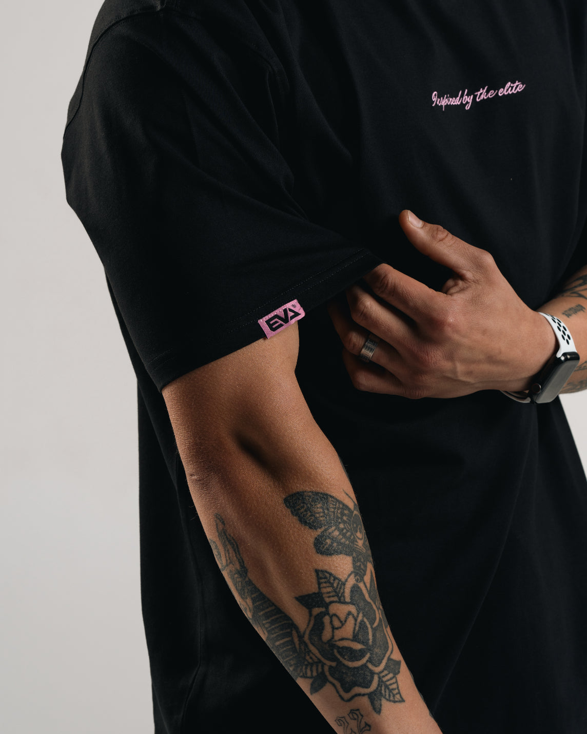 EVA8591 INSPIRED SIGNATURE LONGLINE+ TEE [BLACK/PINK]