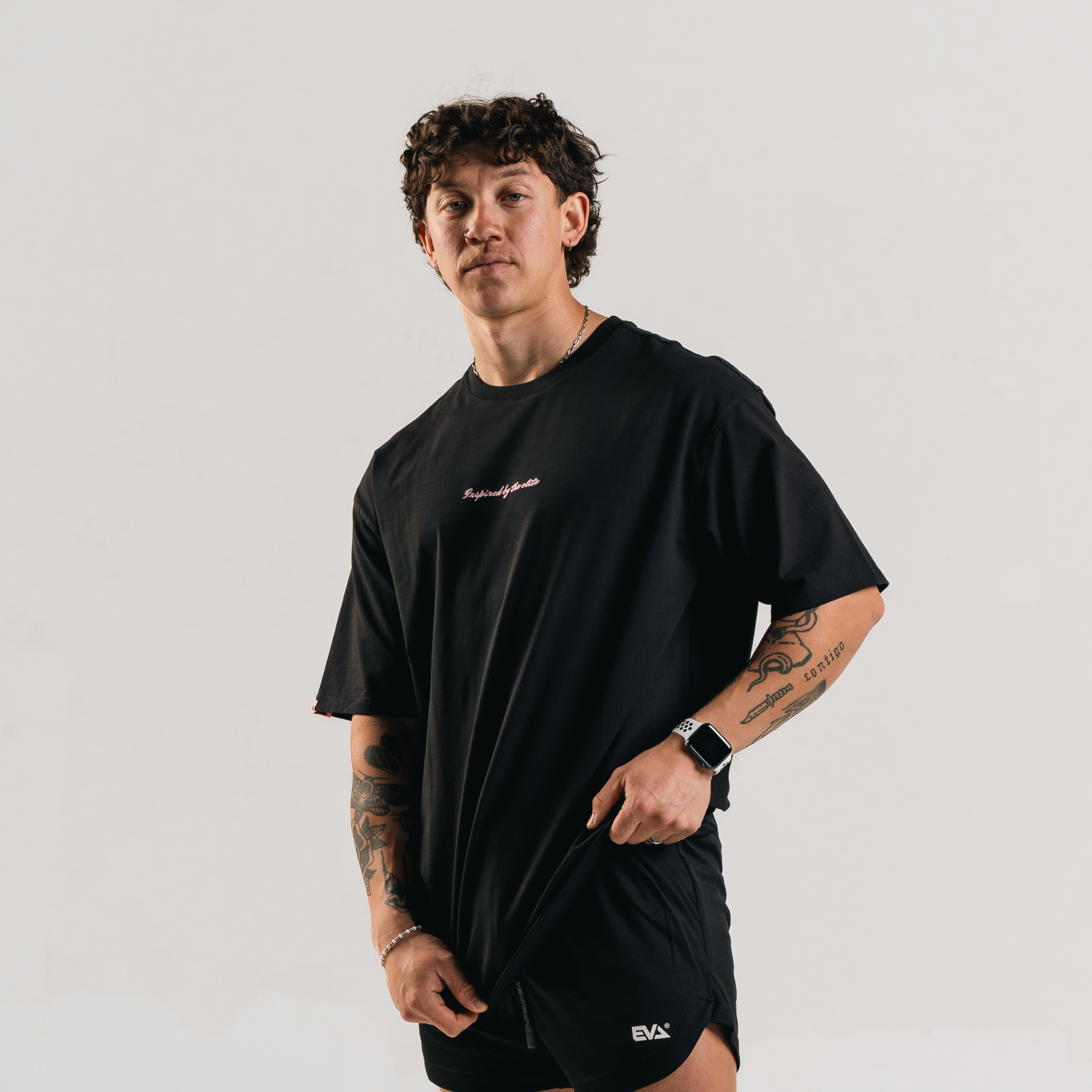 EVA8591 INSPIRED SIGNATURE LONGLINE+ TEE [BLACK/PINK]