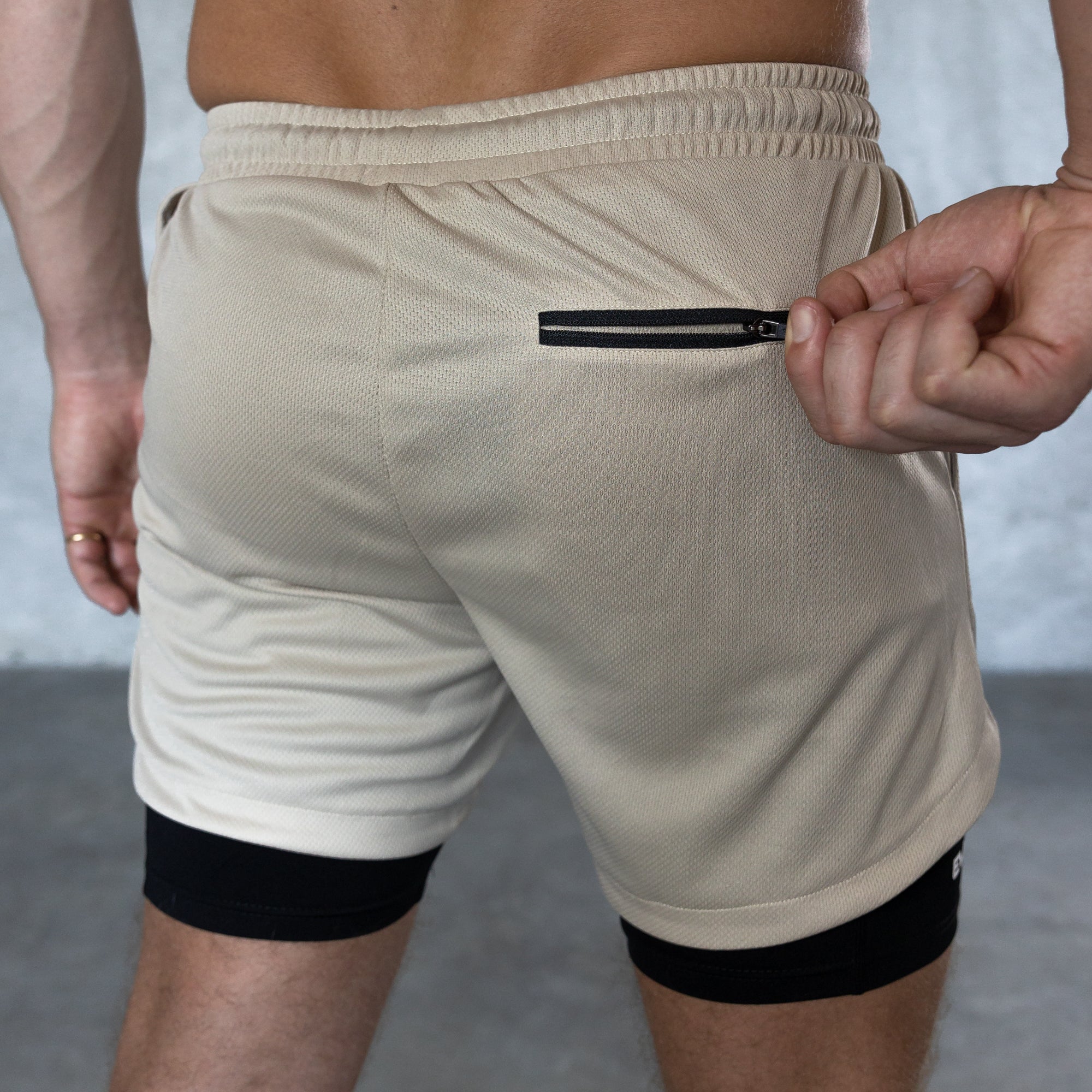 TRAINER LINER SHORTS [BONE/BLACK]